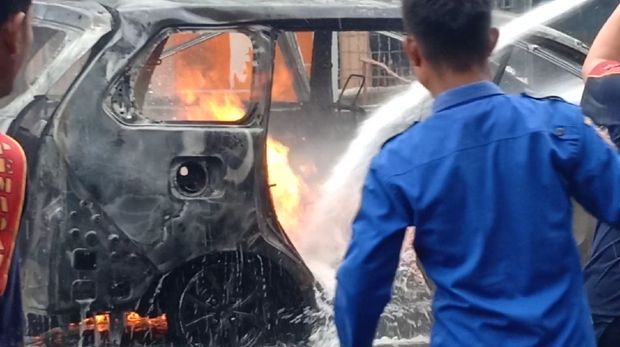 Petugas sedang memadamkan api.