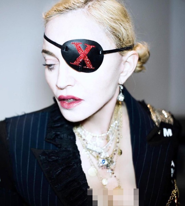 Penutup mata berwarna hitam yang dihiasi huruf X itu rupanya menjadi andalan untuk mempromosikan album terbaru Madonna yang berjudul Madame X. Ia sudah mengunggah sejumlah foto dari gaya barunya itu di Instagram dan mengundang pujian dari para penggemar. Foto: YouTube/MTV