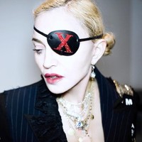 Penutup mata berwarna hitam yang dihiasi huruf X itu rupanya menjadi andalan untuk mempromosikan album terbaru Madonna yang berjudul Madame X. Ia sudah mengunggah sejumlah foto dari gaya barunya itu di Instagram dan mengundang pujian dari para penggemar. Foto: YouTube/MTV