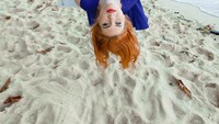 Menjadi model, membuat Anna lebih muda keliling dunia. Dia beberapa kali melakukan sesi pemotretan di berbagai negara. Kalau soal liburan, pantai mungkin menjadi destinasi favoritnya (Instagram/anya.chapman)