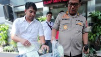 Dari tangan tersangka, polisi menyita berbagai barang bukti, dari kartu-kartu ATM hingga mesin ATM.