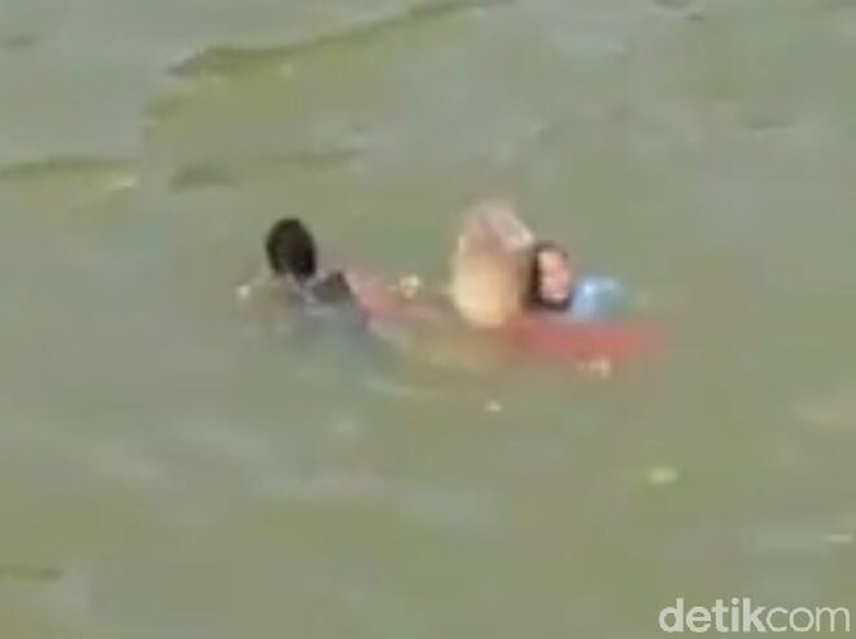 Aksi Heroik Pria di Tulungagung Selamatkan Perempuan Bunuh Diri Aksi Heroik Pria di Tulungagung Selamatkan Perempuan Bunuh Diri