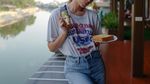 Suka Icip-icip Makanan, Begini 10 Gaya Urassaya Sperbund Kalau Lagi Kulineran
