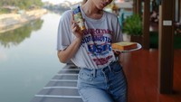 Mengenakan baju santai dan casual. Di tangan Urassaya sudah ada selembar roti yang akan ia olesi dengan selai. Cocok untuk sarapan! Foto: Instagram@urassayas