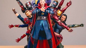 Jadi tangan Doctor Strange. Kok Thanos ikut-ikutan? Foto: hot.kenobi