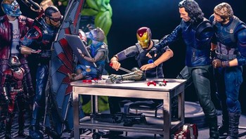 Bernama online hot.kenobi, Instagrammer ini dikenal suka membuat adegan lucu action figure koleksinya. Follower di akun @hot.kenobi sudah lebih dari 147 ribu. Ini tampak Tony Stark sedang dibantu memperbaiki armor Iron Man. Foto: hot.kenobi