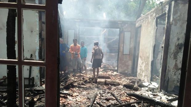 Puing rumah warga yang terbakar di Kecamatan Ponjong, Gunungkidul.