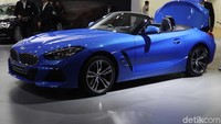 Adapun perlengkapan standar di mobil ini termasuk paket eksterior M Sport, lampu depan adaptive LED, pelek alloy 19 inci, keyless entry, lapisan kulit Vernasca, dual zone climate control, Variable Sport Steering dan BMW Live Cockpit Professional system.
