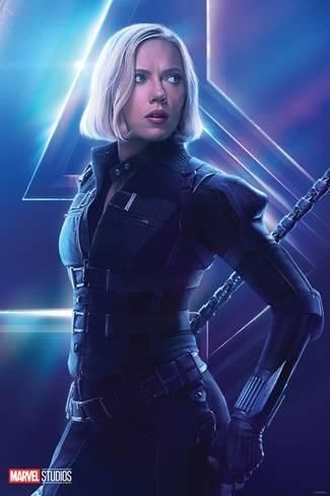 Dan inilah penampilan paling beda Black Widow dari seluruh film Marvel yang dibintanginya. Scarlett Johansson tampil dengan rambut bob pendek berwarna pirang platinum. Ada alasan kenapa rambutnya yang identik berwarna merah berubah drastis. Hal ini berkaitan dengan perannya di film Captain America Civil War di mana Natasha Romanoff aka Black Widow membantu Captain America melarikan diri dari pemerintah, sehingga dia harus menyamarkan penampilannya. Foto: Dok. Marvel Studios