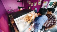  Ada juga kuliner ayam goreng krispi, atau ayam penyet. Tinggal pilih saja mau yang mana. (dok. IPCC)