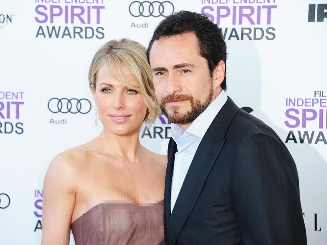 Stefanie adalah istri dari aktor Demian Bichir. Ini menjadi momen tersedih dan tersulit bagi kami dan kami tidak tahu berapa lama waktu yang diperlukan bagi kami untuk mengatasi rasa sakit ini, begitu penjelasan aktor Demian Bichir yang memberitahukan bahwa istrinya telah meninggal di Instagramnya, Rabu (25/4/2019).  Foto: Getty Images