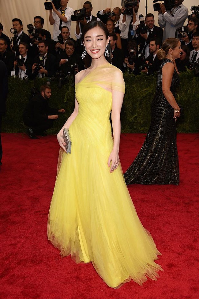 Ni Ni yang dikenal lewat film garapan sutradara Zhang Yimou, The Flowers of War, itu mengalahkan sederet artis cantik lainnya di Asia di antaranya aktris Korea, Shin Min A, Lisa Blackpink dan artis Jepang Nana Komatsu. Foto: Getty Images