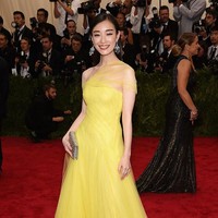 Ni Ni yang dikenal lewat film garapan sutradara Zhang Yimou, The Flowers of War, itu mengalahkan sederet artis cantik lainnya di Asia di antaranya aktris Korea, Shin Min A, Lisa Blackpink dan artis Jepang Nana Komatsu. Foto: Getty Images