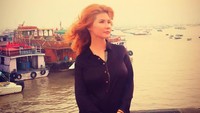 Anna saat berfoto di pesisir pantai di Mumbai, ketika berkunjung ke India (Instagram/anya.chapman)