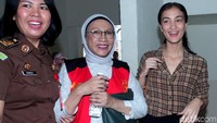 Atiqah Hasiholan setia mendampingi sang ibunda Ratna Sarumpaet menjalani sidang lanjutan terkait kasus hoax penganiayaan di PN Jakarta Selatan, Kamis (25/4/2019).