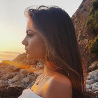 Seorang sumber menyebutkan Johnny Depp dan Polina sebenarnya sudah dekat sejak 2018. Penari cantik itu pernah ikut menemani Depp menjalani tur bersama bandnya, The Hollywood Vampires, di Moskow. Foto: Instagram @polinaglen