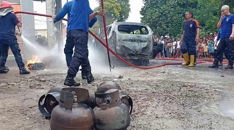 Mobil Pembawa BBM Terbakar di Parepare, Sopir Alami Luka Bakar Mobil Pembawa BBM Terbakar di Parepare, Sopir Alami Luka Bakar