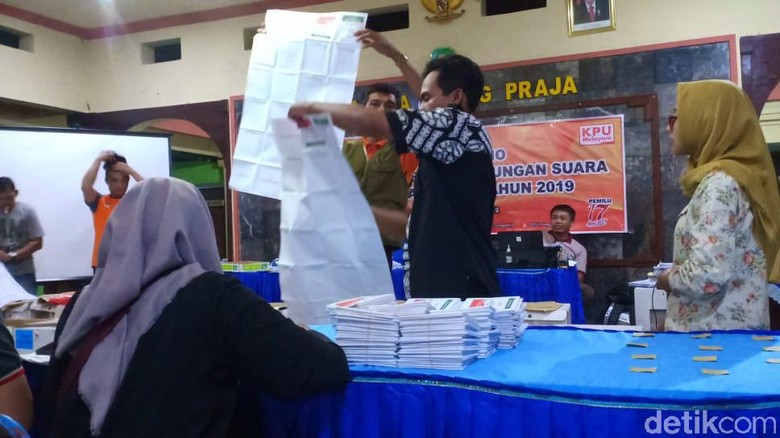 19 TPS di Trenggalek Lakukan Hitung Ulang 19 TPS di Trenggalek Lakukan Hitung Ulang