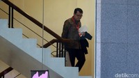 Direktur Operasi PT PJB Investasi, Dwi Hartono berjalan menaiki tangga menuju ruang pemeriksaan.