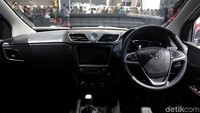 Selain penggunaan e-clutch, Wuling Confero S ACT diberikan sentuhan berjiwa muda berkat pengaplikasian Black Adjustable Foldable Mirror, Emergency Stop Signal, dan driver seat height adjuster.