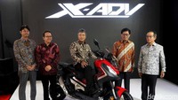 Direktur Finance, GA & IT - Takashi Yashima, Direktur Marketing AHM – Thomas Wijaya, Marketing Director AHM- Mutsuo Usui, Executive Vice President Director AHM – Johannes Loman dan President Director AHM–Toshiyuki Inuma meluncurkan motor Honda X-ADV di IIMS 2019, JIExpo Kemayoran, Jakarta, Kamis (25/5/2019).