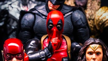 Deadpool menyusup ke poster film Justice League. Foto: hot.kenobi