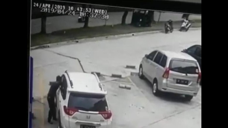 Pencurian Modus Pecah Kaca Mobil di Bekasi Terekam CCTV, Rp 15 Juta Raib Pencurian Modus Pecah Kaca Mobil di Bekasi Terekam CCTV, Rp 15 Juta Raib