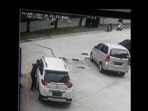 Pencurian Modus Pecah Kaca Mobil di Bekasi Terekam CCTV, Rp 15 Juta Raib