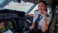 Emilie pertama kali mendapat lisensi terbang di tahun 2011. Sehari-hari, ia bekerja sebagai pilot di maskapai Kanada West Jet (@pilotemilie/Instagram)  