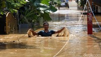 Banjir merendam sejumlah wilayah di Jakarta, salah satunya adalah wilayah Pejaten Timur, Jakarta Selatan, Jumat (26/4/2019).