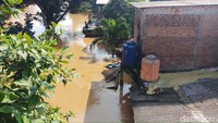 Banjir melanda Kelurahan Pejaten Timur. Ketinggian air bahkan mencapai 3,7 meter di RT 5 RW 8, Kelurahan Pejaten Timur, Pasar Minggu, Jakarta Selatan. (Foto: Farih Maulana Sidik/detikcom)