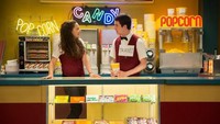 Ini juga salah satu adegan dalam serial yang dibintangi Katherine dengan Dylan Minnete. Keduanya tengah menjadi pelayan di sebuah bioskop. Foto: Istimewa