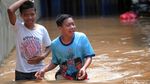 Banjir di Cililitan Nyaris Capai Atap Rumah