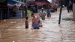 Banjir di Cililitan Nyaris Capai Atap Rumah