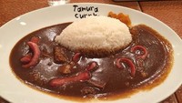 Masih di restoran Takiniku Tamura. Anda bisa membeli saus kari instan dengan pelengkap daging sapi enak. Dikemas dalam wadah berwarna hitam dan merah. Foto: Istimewa