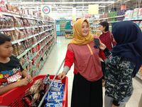 Promo Beli 2 Gratis 1, Ibu-ibu Serbu Transmart Jelang Ramadan