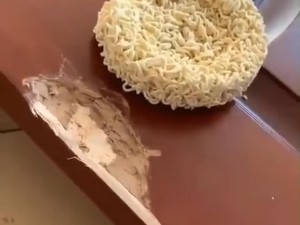 Gokil! Mie Instan Dipakai Tambal Meja Kayu yang Rusak