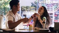 Momen ini merupakan salah satu adegan yang ada di serial 13 Reasons Why. Katherine terlihat memesan es krim cone dengan beragam rasa es krim. Foto: Istimewa