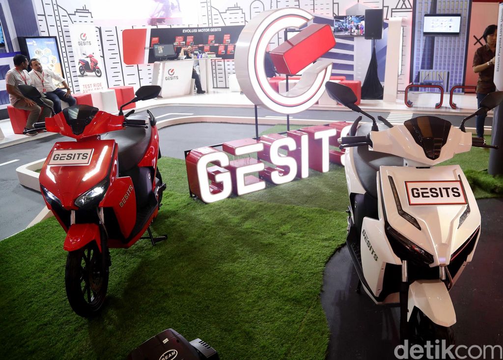 PT Gesits Technologies Indo (GTI) akhirnya rilis harga resmi motor listrik nasional Gesits di IIMS 2019. Motor rakitan anak negeri ini dibanderol Rp 24 jutaan.