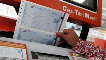 Pesan tiket di agen perjalanan secara langsung kini juga bersaing dengan pemesanan via aplikasi di ponsel cerdas. Foto: Hasan Alhabshy