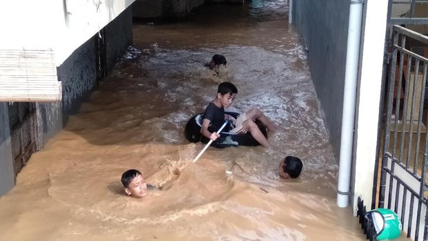 Kampung Pulo Langganan Banjir, Nenek Jamilah Pilih Bertahan di Rumah