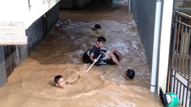 Banjir Kiriman Masih Jadi Ancaman Warga DKI di Bantaran Banjir Kiriman Masih Jadi Ancaman Warga DKI di Bantaran