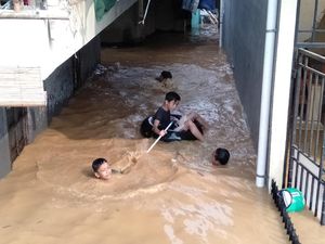 Banjir Kiriman Masih Jadi Ancaman Warga DKI di Bantaran
