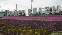 Kawasan pantai memang tidak luas, tetapi suasananya nyaman dan asyik untuk dikunjungi. Apalagi saat sore menjelang matahari terbenam (Shinta Angriyana/detikcom)