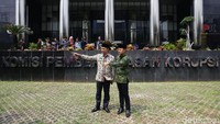 Bima dan Dedie dilantik sebagai Wali Kota dan Wakil Wali Kota Bogor oleh Gubernur Jawa Barat Ridwan Kamil pada Sabtu (20/4). Keduanya dilantik di kantor Gubernur Jabar di Gedung Sate, Bandung.