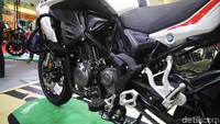 Dari segi fitur, motor yang mirip moge BMW Motorrad seri GS ini dibekali lampu LED, di padu desain moncong yang terlihat kekar. Motor ini juga sudah pakai panel instrumen kombinasi analog dan digital, yang mampu menunjukkan kecepatan, bahan bakar, trip meter, dan indikator gear.