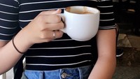 Selain suka donat dan hidangan manis, pemeran The Magic of Belle Isle itu juga gemar ngopi. Kali ini gayanya justru terlihat serius saat ngopi. Foto: Instagram emmafuhrmann