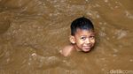 Keceriaan Anak-anak Bukit Duri Bermain di Tengah Banjir