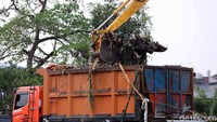 Truk akan membuah sampah ke tempat pembuangan akhir.