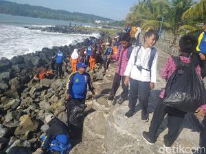 Pemerintah-Warga Turun Tangan Atasi Sampah di Pantai Pangandaran